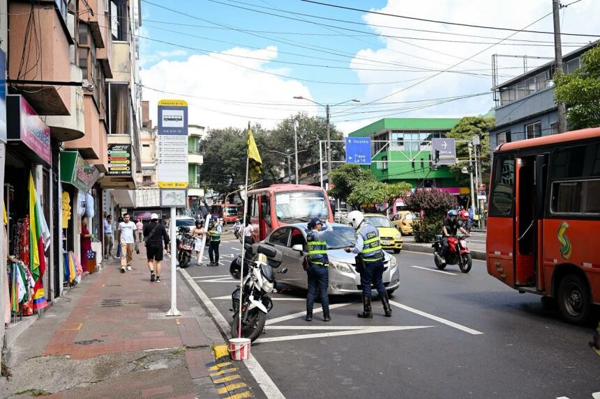 Conductores sancionados por invadir paraderos y bloquear vías en Ibagué
