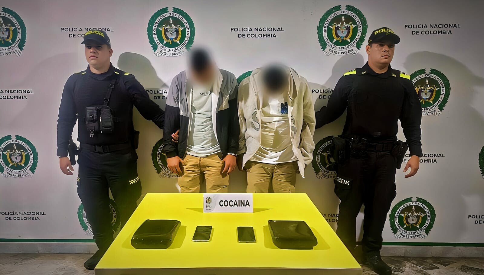 Capturan a dos hombres con 4 kilos de droga en taxi