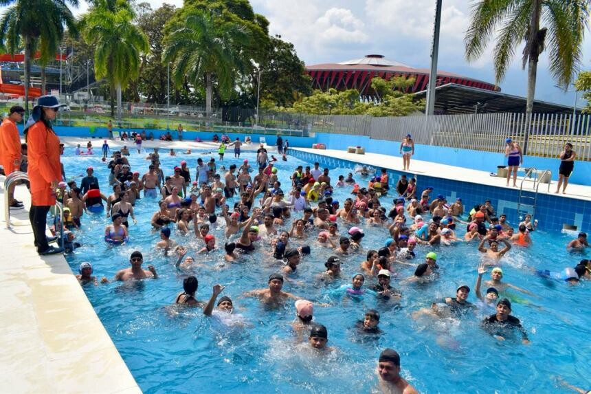 Piscinas de olas operan al límite en su primer fin de semana
