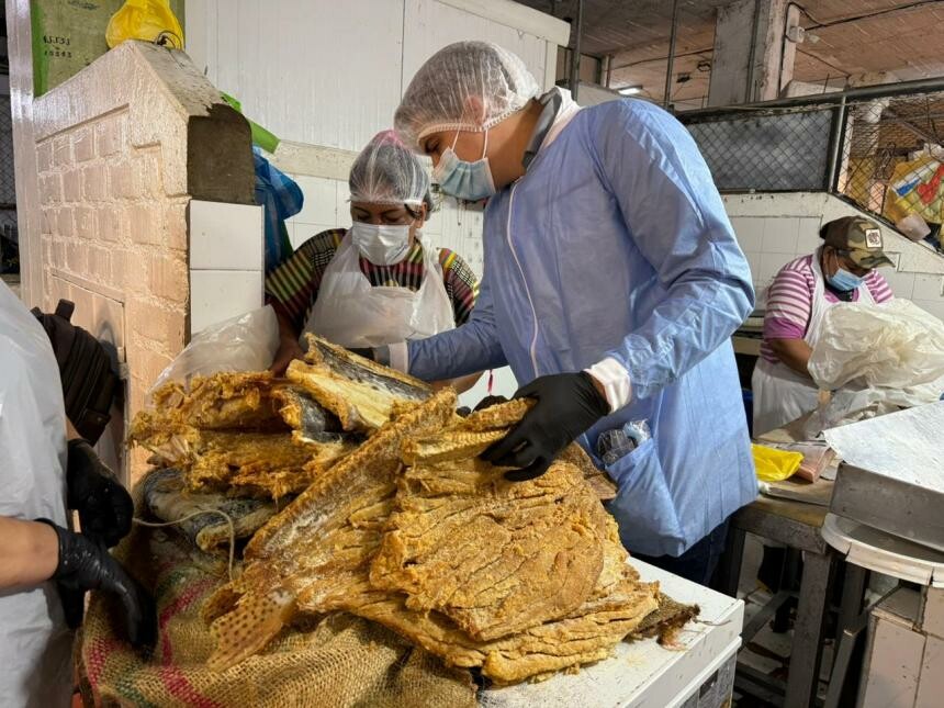Cierran dos pescaderías por presencia de plagas