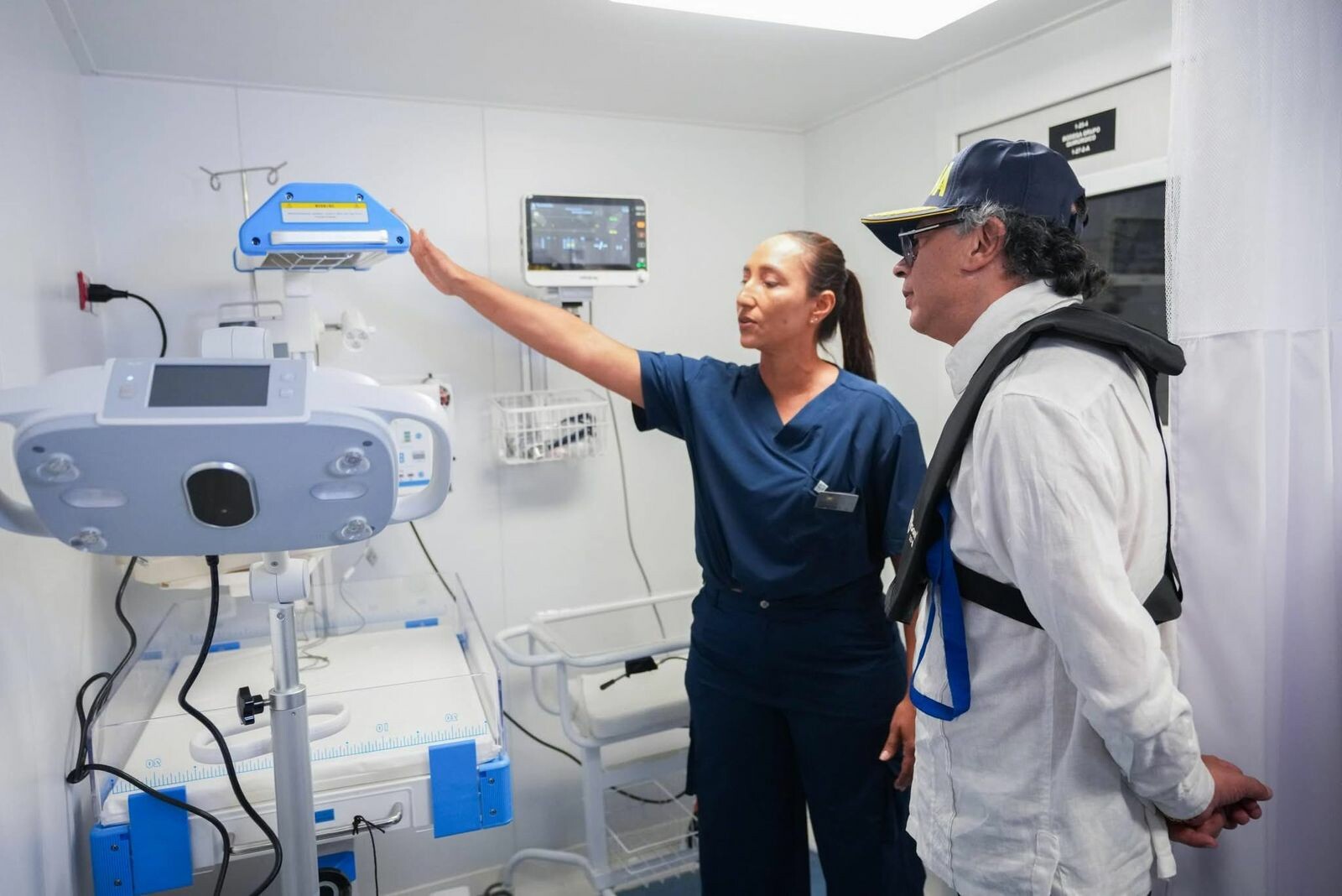 El presidente Petro presenta buque hospital para atención en el Pacífico