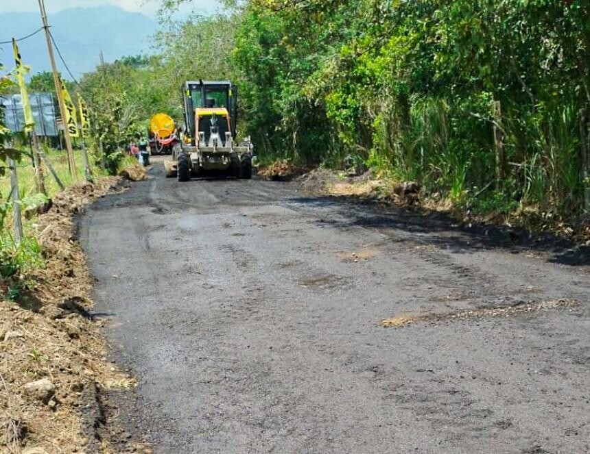 Pavimentan vía rural en Aparco tras años de afectaciones