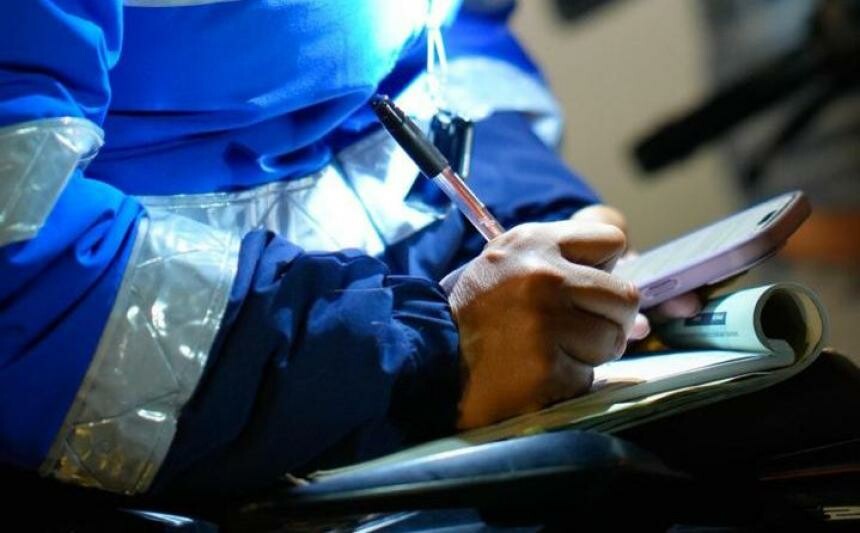 Conductor evita prueba y desata sanción tras choque múltiple