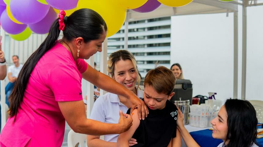Vacunan a 623 niños contra dengue y refuerzan alerta sanitaria