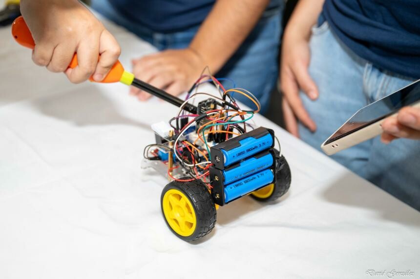 Estudiantes contra el reloj por concurso tecnológico