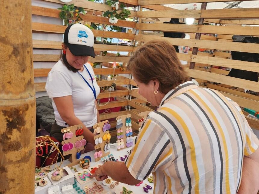 Feria impulsa emprendimientos femeninos en Plaza de Bolívar