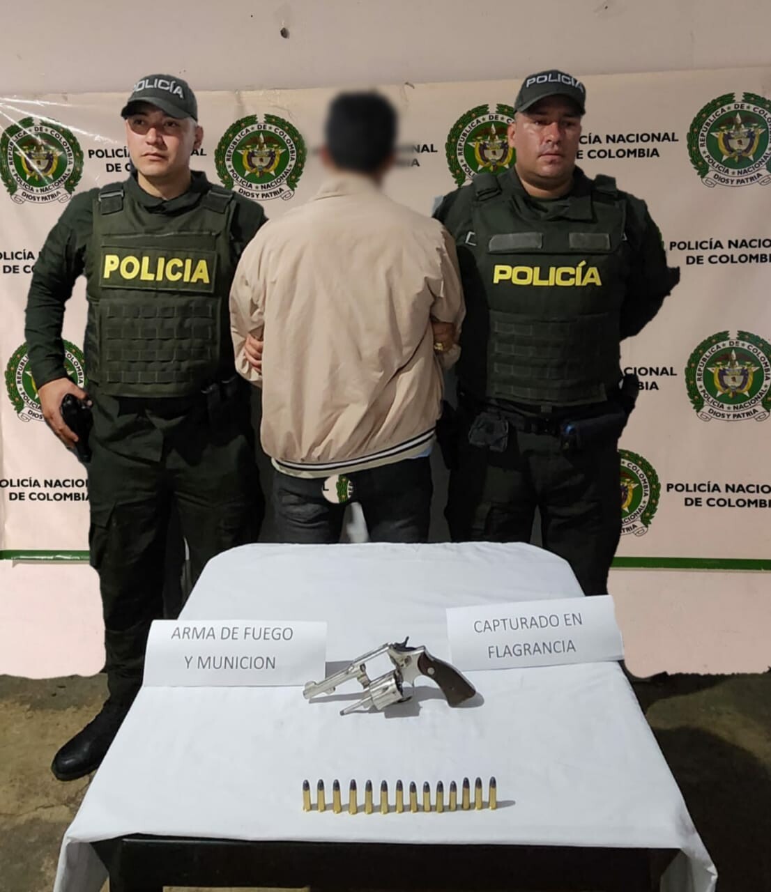 Revólver y municiones incautadas en operativo nocturno en Playarrica