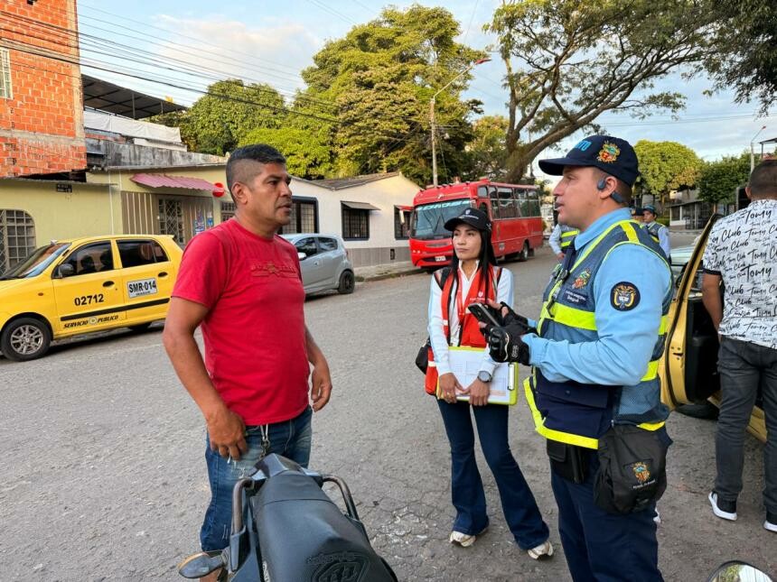 Alertan por transporte riesgoso de menores frente a colegio en Ibagué