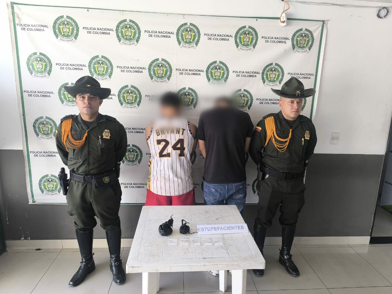 Dos personas fueron sorprendidas con base de cocaína en vía pública