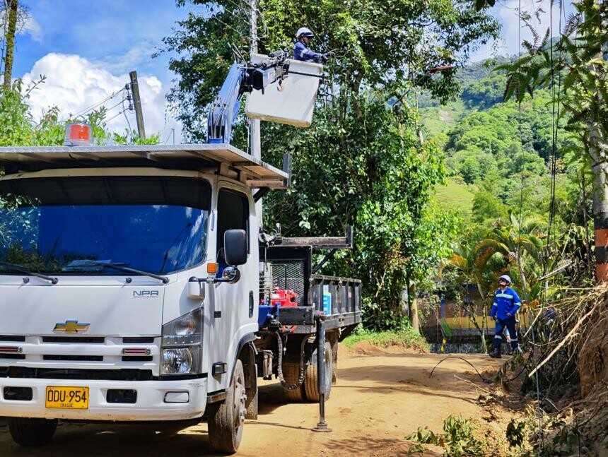 Reubican postes en Calambeo por obras de ampliación vial