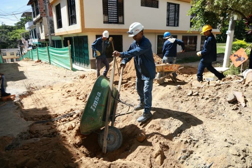 Reubican postes en Calambeo por obras de ampliación vial