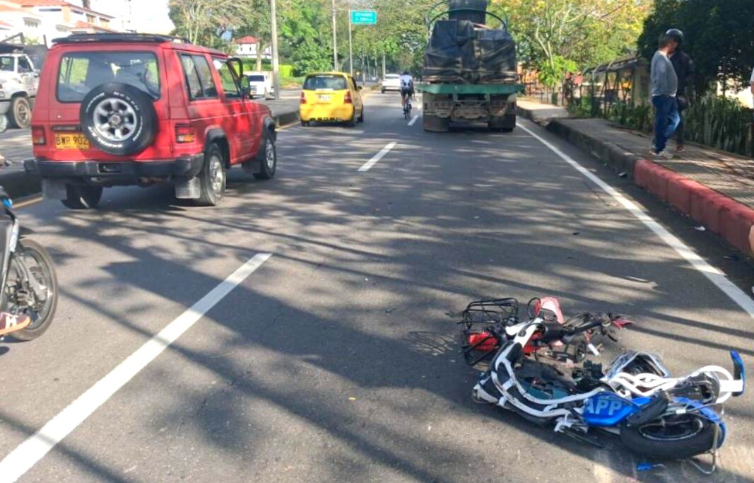 Menor y mujer resultan heridos tras choque con camión en Mirolindo