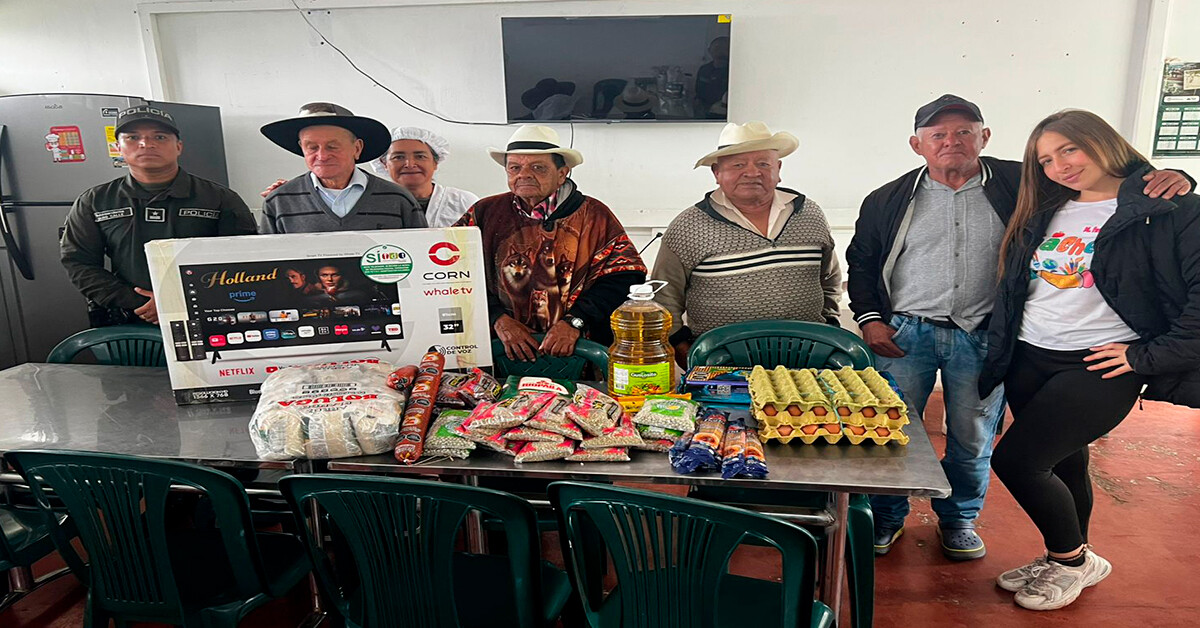 Policías entregan ayudas a hogar geriátrico en Roncesvalles