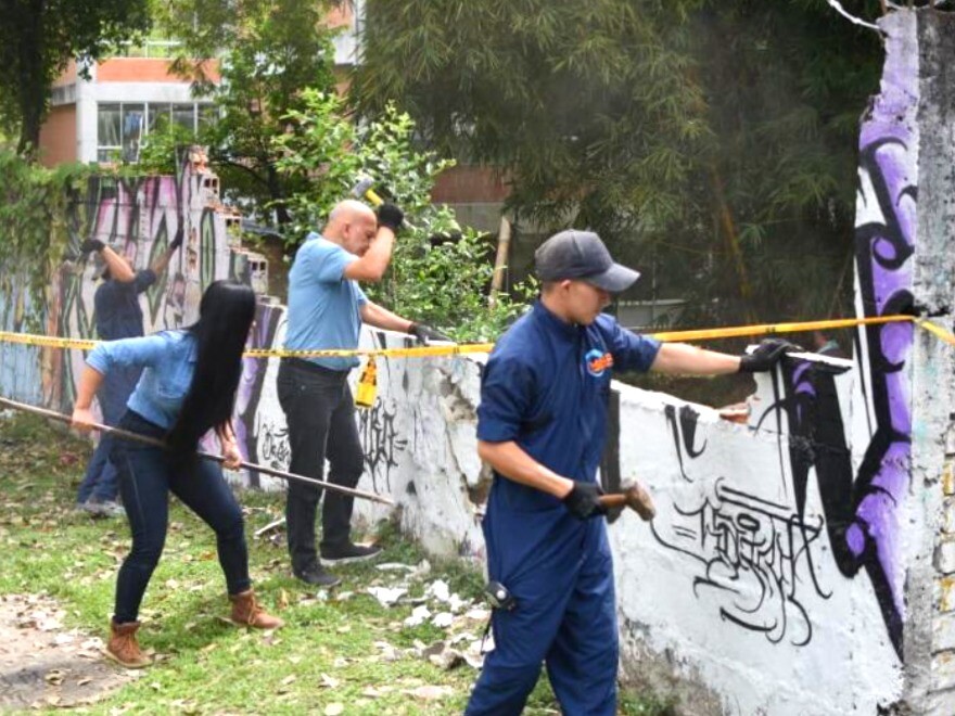 Inician demolición de muro con riesgo en colegio de Ibagué