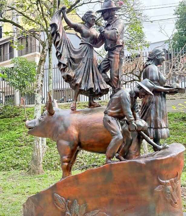 Monumento a la lechona divide opiniones y abre debate sobre el arte público