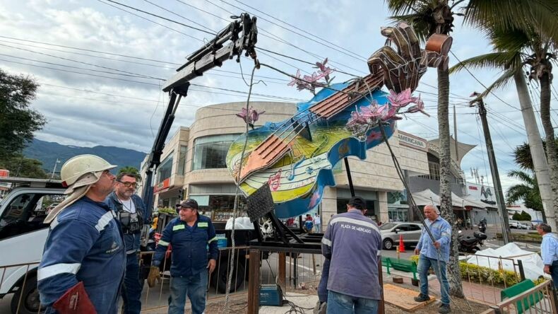 Instalan monumento en forma de violín sobre la calle 60