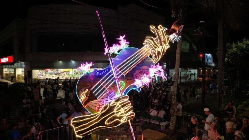 Un violín gigante cambia el paisaje de una de las esquinas más transitadas