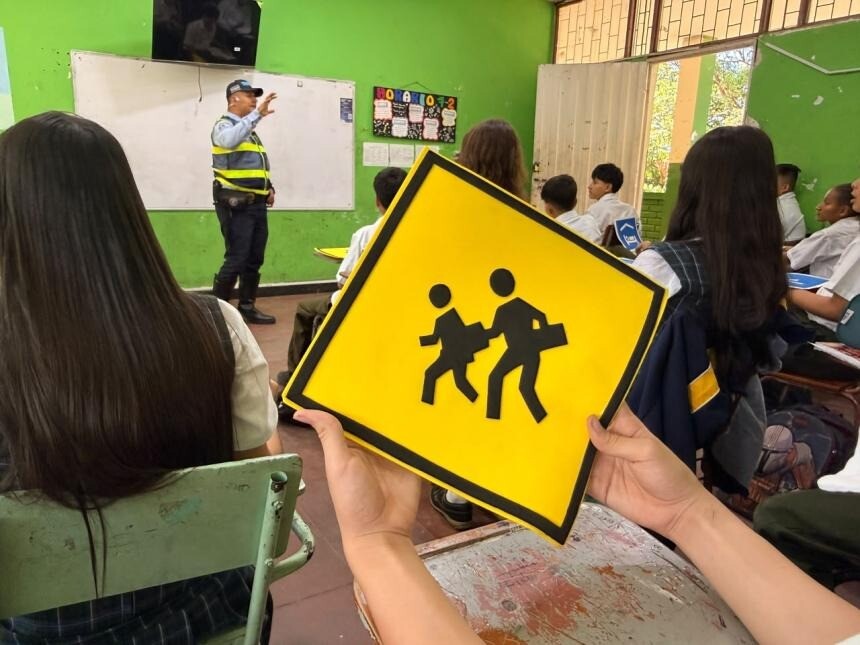 Estudiantes reciben formación vial para reducir riesgos en las vías