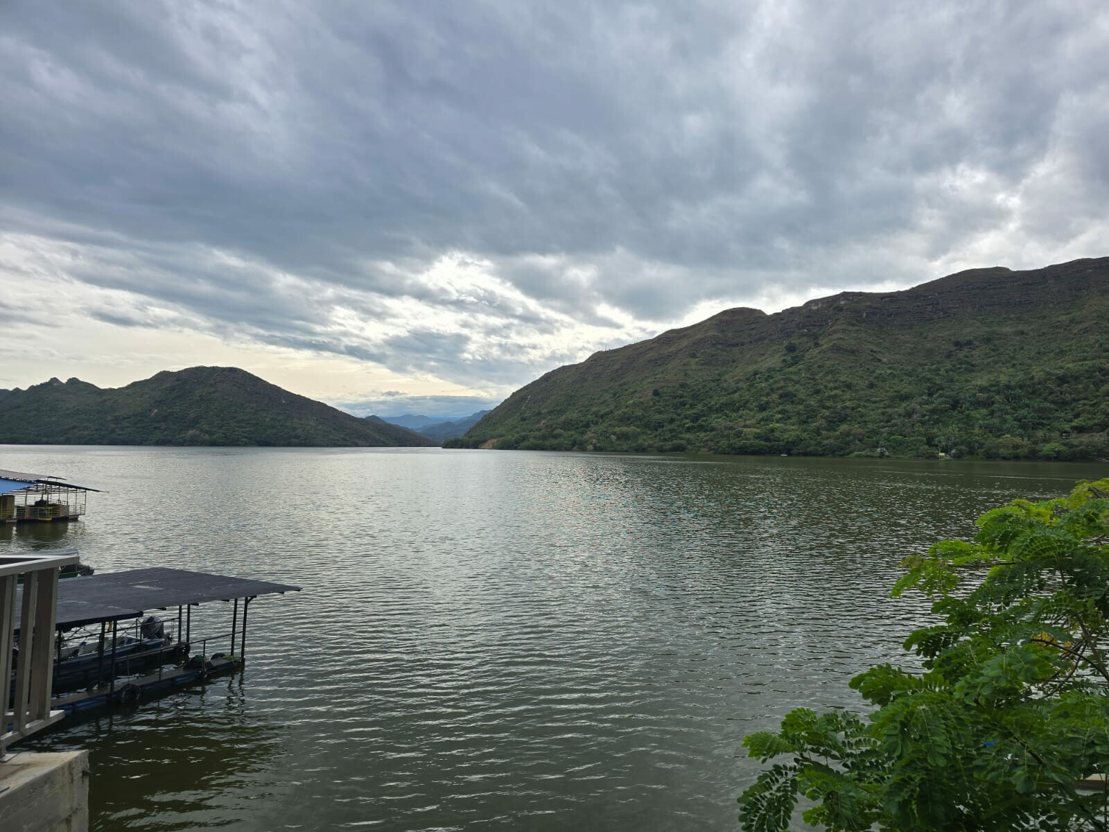 Embalse de Prado conserva su nivel, pero alertan por riesgos climáticos