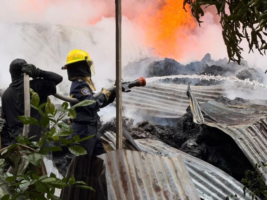 Incendio deja nueve lesionados tras casi siete horas de emergencia.