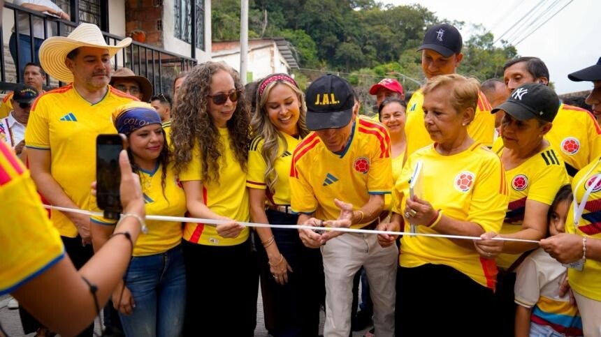 Entregan vía recuperada en el barrio 20 de Julio durante el 20 de Julio.