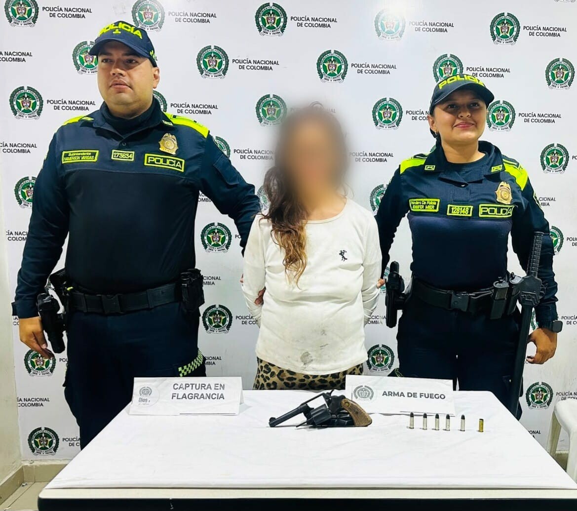 Mujer es capturada tras intentar escapar con un revólver en Ibagué