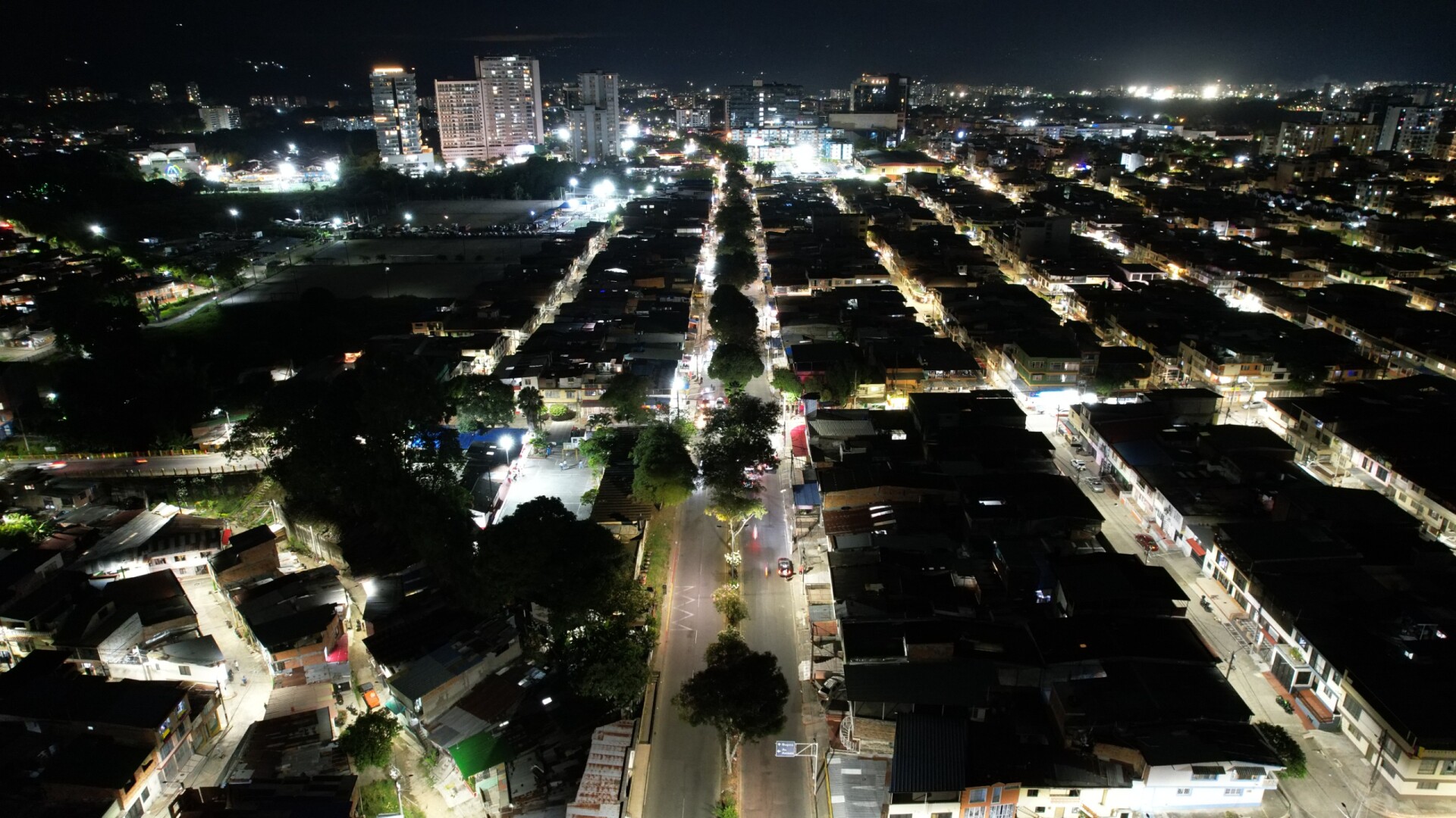 Cambian 108 luminarias tras fallas en la avenida Guabinal