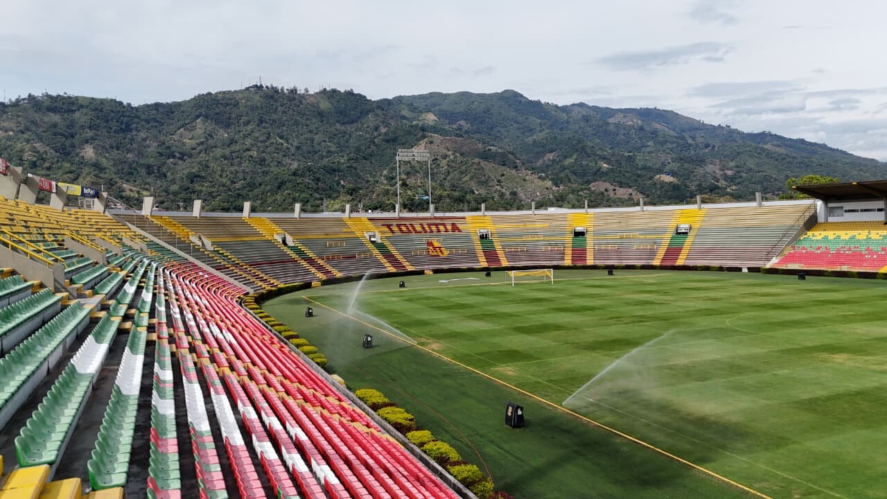 El calor pone a prueba la cancha del Murillo Toro