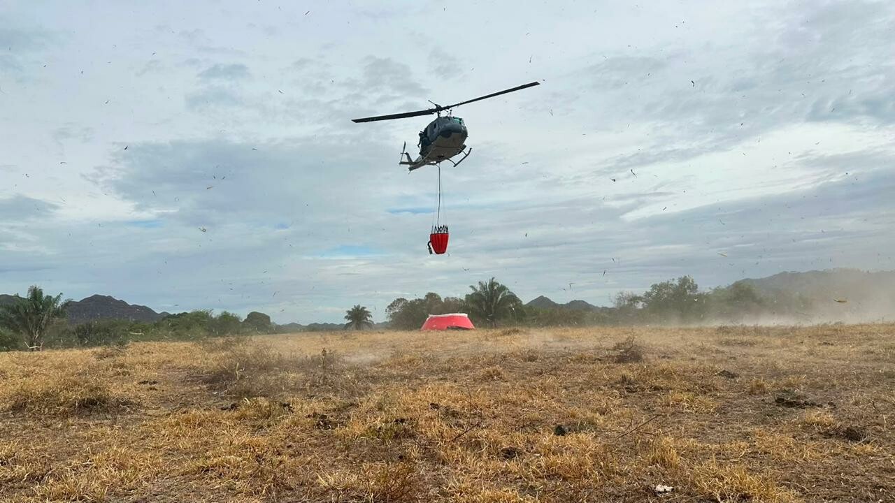 Helicópteros descargan más de 2.500 galones para frenar incendio en San Luis