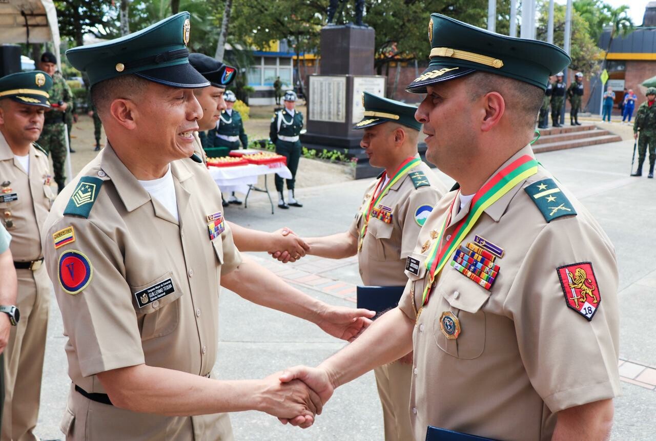Ejército conmemora sus 216 años con distinción a soldados en Ibagué