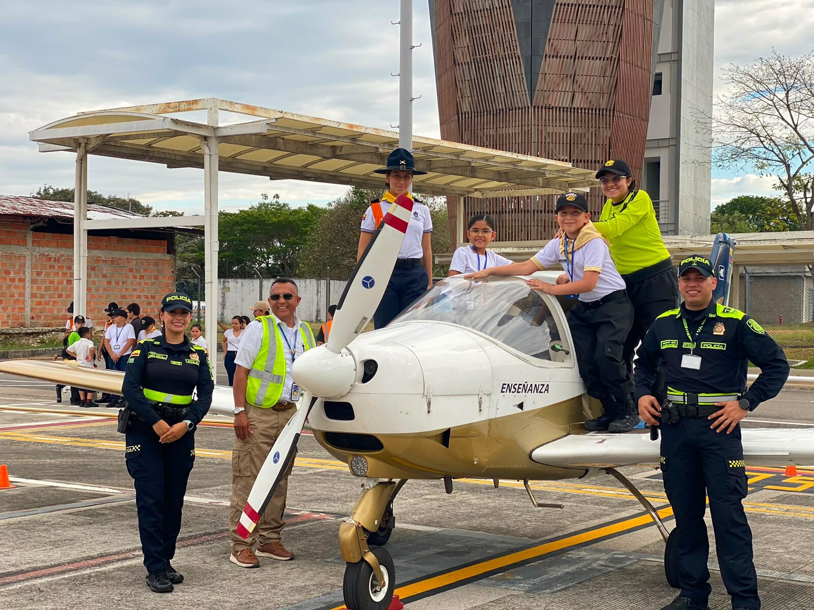 Niños conocieron de cerca la operación del Aeropuerto Perales