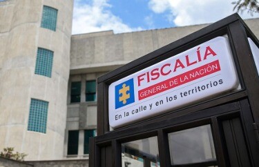 Fiscalía reactiva órdenes de captura contra 46 exvoceros de grupos armados