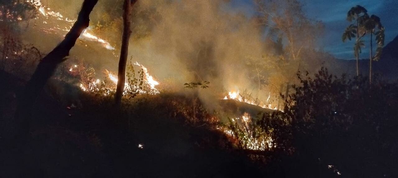 Cuatro incendios avanzan hacia el control mientras Prado y Ataco siguen en alerta