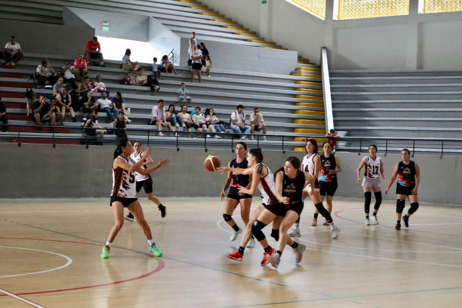 Comuna 8 arrasó en las finales de los Juegos Comunales