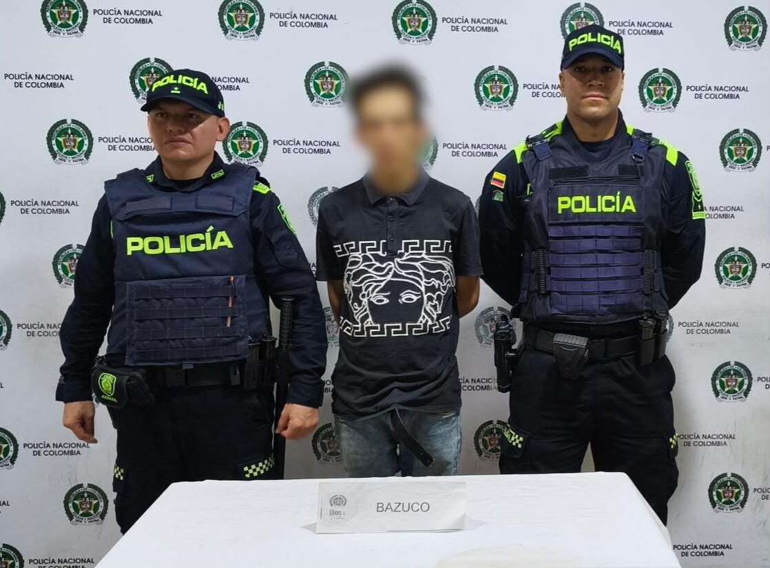 Capturan a alias “El Veneco” tras arrojar bolsa con bazuco en Modelia