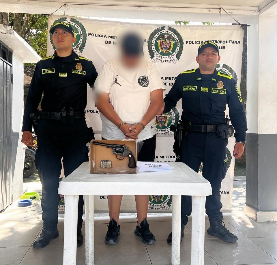 Policía captura a hombre con arma y munición en Jardín Santander