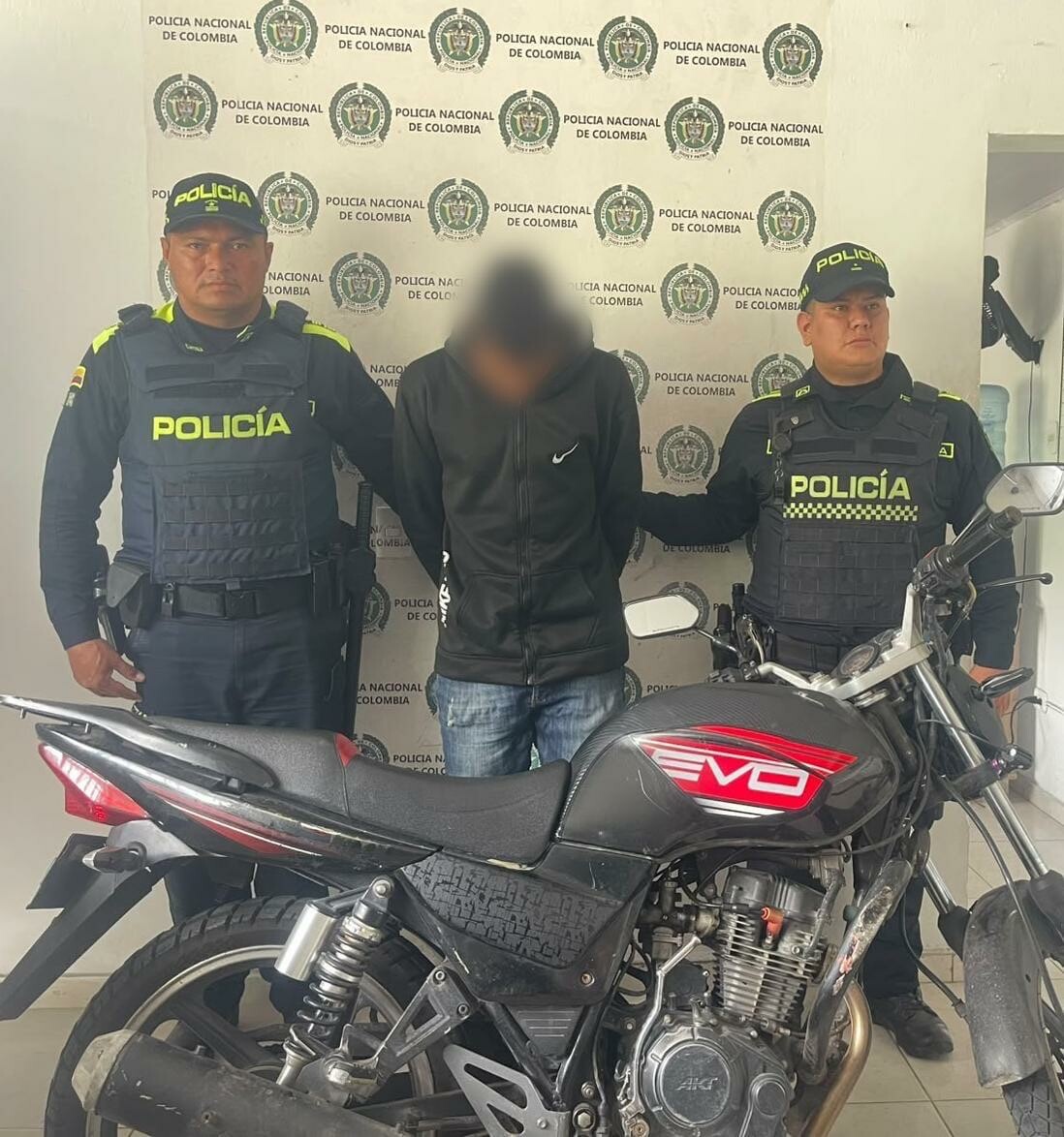 Joven de 19 años cayó con moto reportada como robada