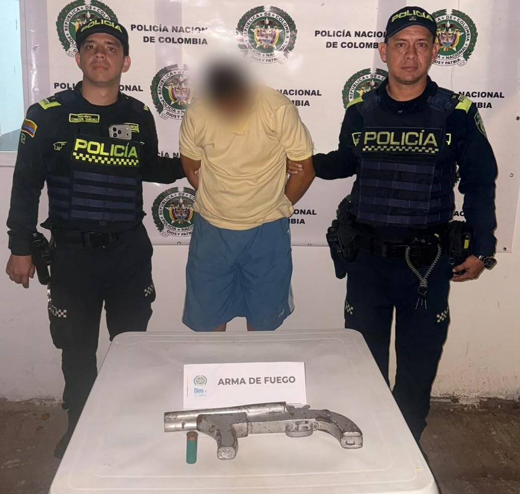 ¡Iba armado por las calles de Ibagué! Escondía una escopeta bajo el brazo