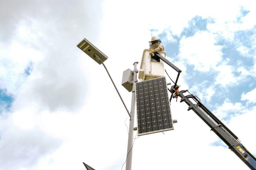 Instalan nuevas luminarias solares en ciclorruta hacia el Aeropuerto Perales