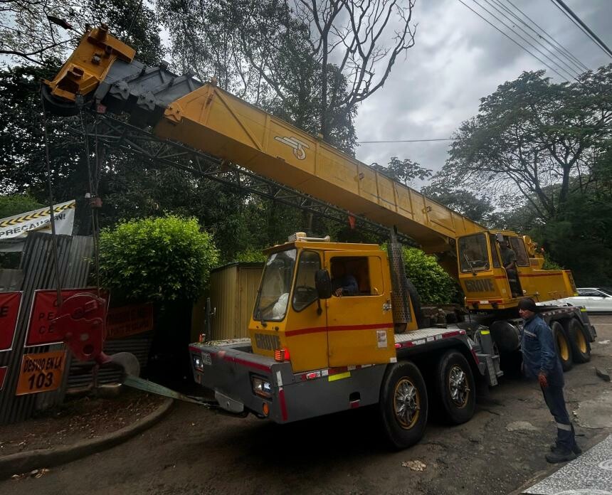 Intervención en puente peatonal del barrio Villa Magdalena