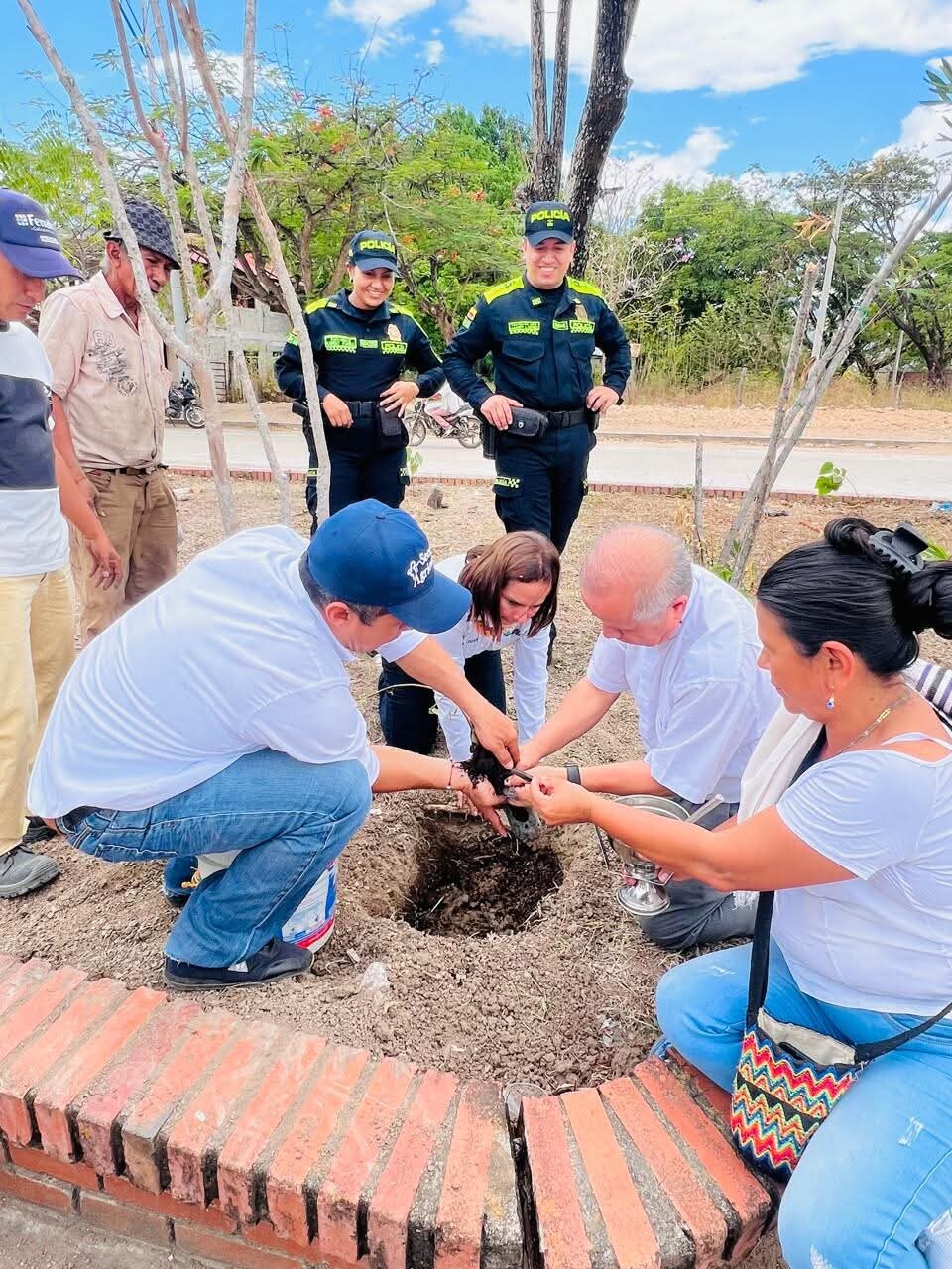 La actividad incluyó siembra de árboles y limpieza en zonas rurales y urbanas del municipio