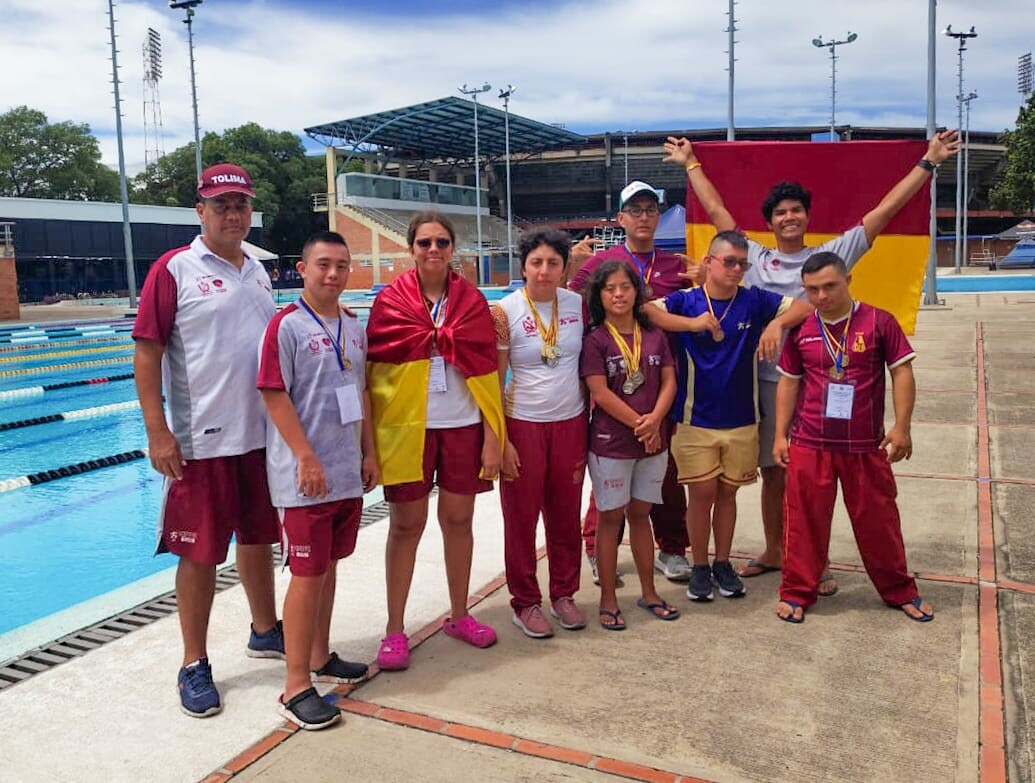 La delegación de natación intelectual regresó con dos oros y una marca en ascenso