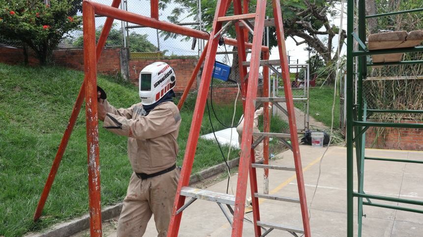 La intervención abarca adecuaciones en la placa deportiva, mallas, tableros y graderías