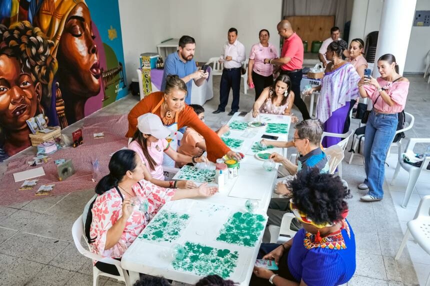 La Plaza de Bolívar reunió a ciudadanos en torno al árbol insignia de la ciudad
