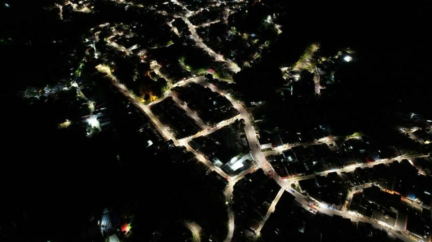 La renovación del alumbrado público beneficia a los residentes del sector Los Pinos