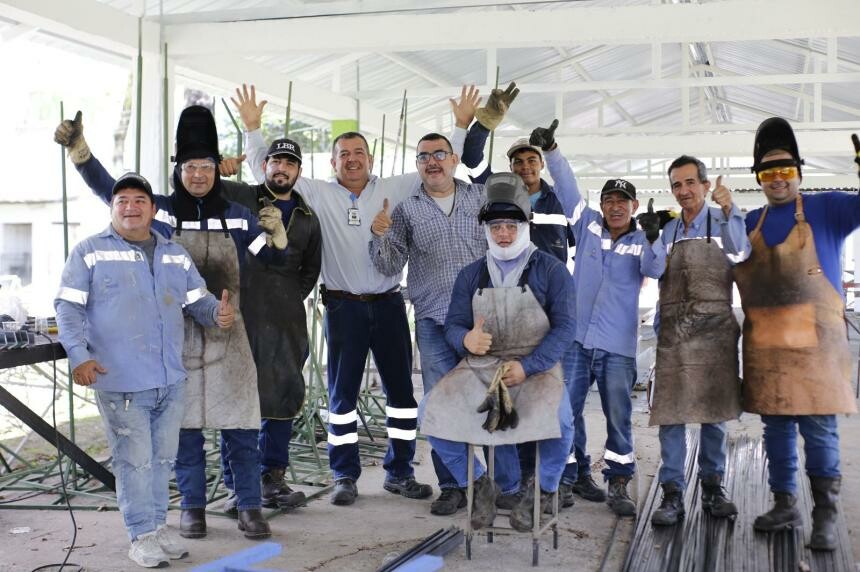 Las Decoraciones Incluyen un Castillo de 1.400 m2 y Túneles en la Carrera Tercera