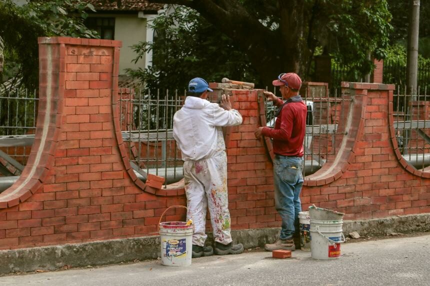 Las estructuras reciben mantenimiento y pintura para mejorar su estado y seguridad
