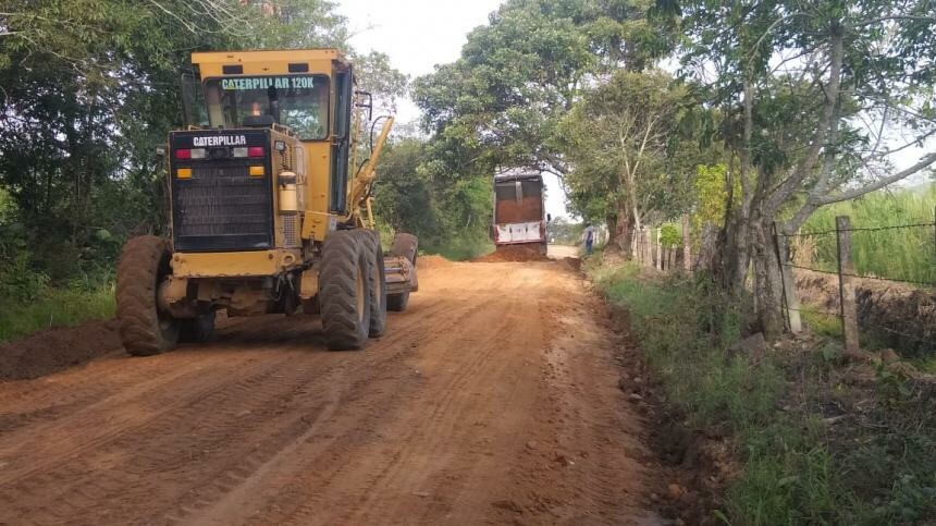 Maquinaria interviene puntos críticos en la zona.