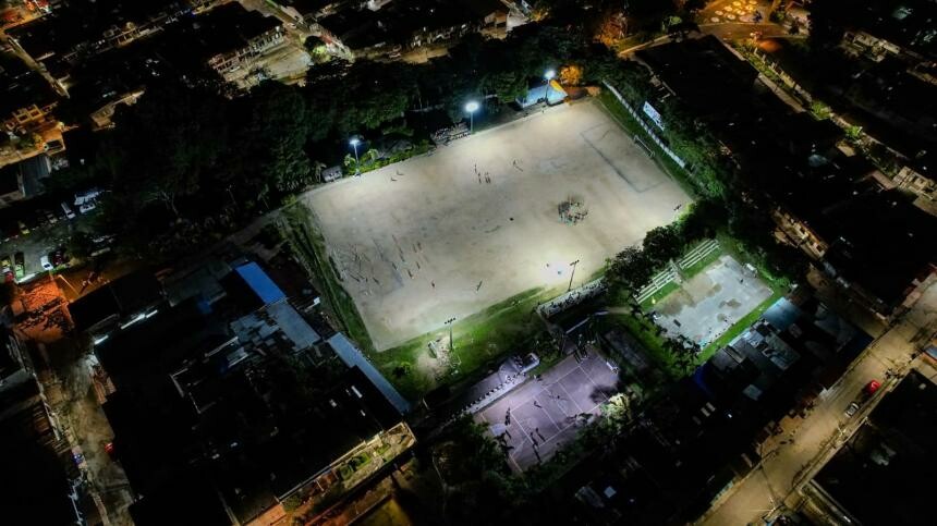Reparan luminarias en el polideportivo Maracaná tras solicitud ciudadana.