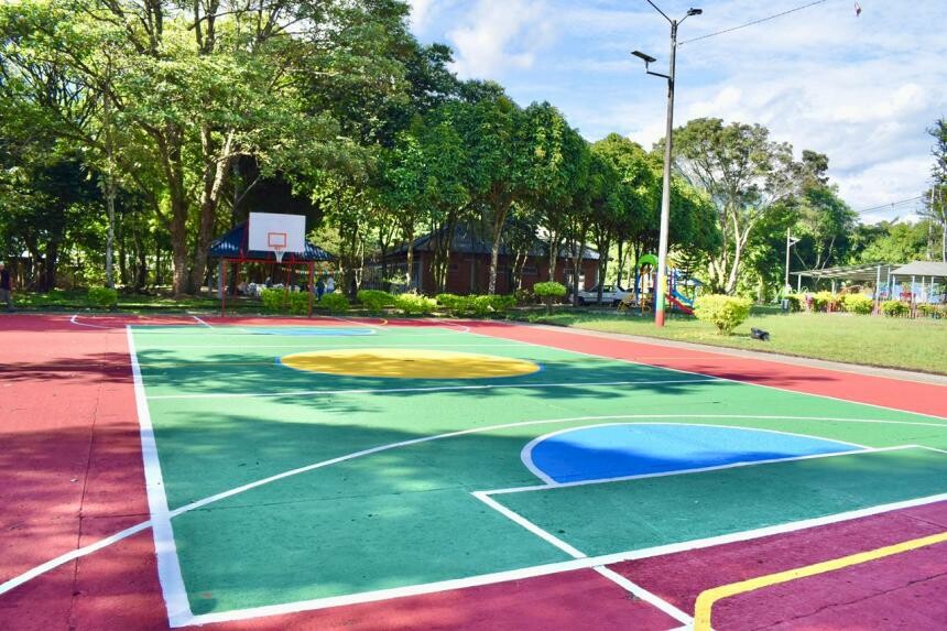 Mejoras incluyen cancha de fútbol, graderías y estructuras deportivas